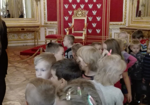 Dzieci na tle tronu królewskiego