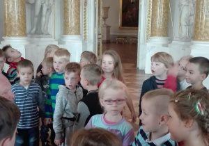 Dzieci zwiedzają wnętrza muzeum