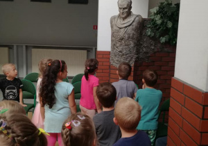 - Dzieci stoją pod innym pomnikiem Tuwima