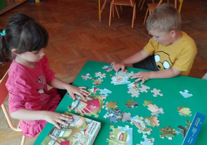 Dzieci układają puzzle – recykling.