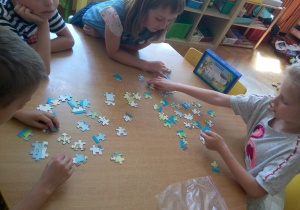 Dzieci układają puzzle- krążenie wody w przyrodzie.