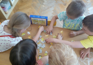 Dzieci układają puzzle – piętra lasu.