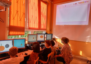 Dzieci zasiadające przy komputerach