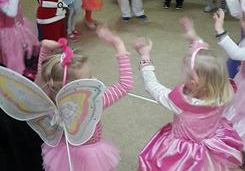 Dziewczynki w różowych sukienkach, chłopcy w strojach Mikołaja i karateki.