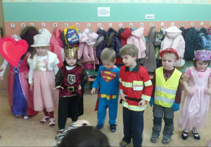 Dzieci w strojach księżniczki, rycerza, strażaka, robotnika, księżniczki.