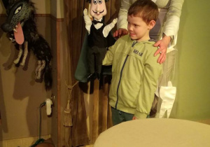 Chłopiec trzyma lalkę gajowego