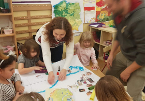 Dzieci z rodzicami tworzą mapę Polski