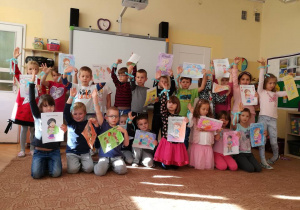 Dzieci pokazują swoje prace o prawach dziecka