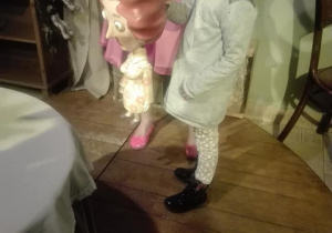 Dziewczynka trzyma lalkę mamę