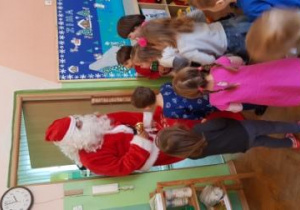 - Dzieci stoją z Mikołajem