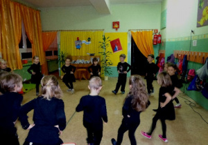 dzieci wykonują układ taneczny