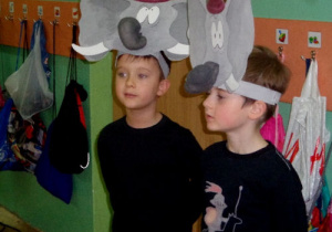 chłopcy wcielają się w role słoni