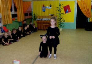 dzieci przedstawiają wiersz „Kotek” przed rodzicami