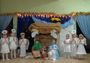 dzieci przedstawiają Jasełka przed zaproszonymi gośćmi