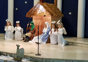 - Dzieci przebrane za Matkę Boską i św. Józefa wraz z aniołkami pilnują Dzieciątko