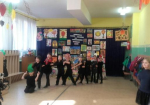przedszkolaki prezentują wiersz J. Tuwima „ Rzepka”