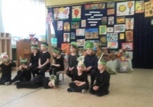 dzieci przedstawiają inscenizację wiersza J. Brzechwy „Na straganie”
