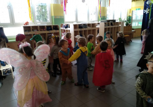 - Dzieci w przebraniach tańczą parami