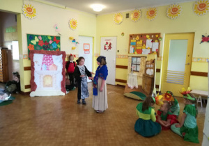 dzieci przedstawiają bajkę Calineczka w Żłobku nr 28