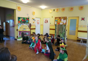 przedszkolaki odważnie prezentują swoje umiejętności aktorskie przed dziećmi ze żłobka