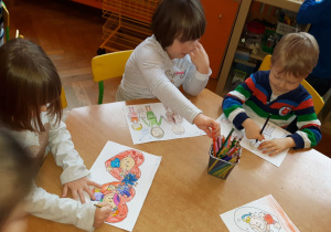 Dzieci rysują kolorowanki