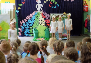 przedszkolaki przedstawiają bajkę przed dziećmi ze SP nr 19 i 67 i PM nr 214