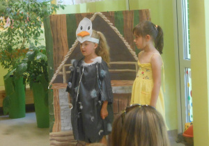 dzieci prezentują swoje umiejętności aktorskie przed małymi dziećmi ze żłobka