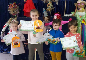 - Czworo dzieci pokazuje swoje dyplomy uznania za wykonanie Marzanny
