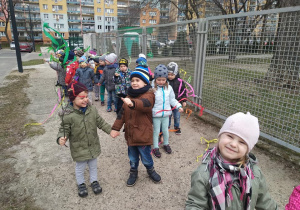- Dzieci z kolorowymi bibułkami wracają do przedszkola