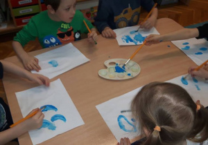 - Dzieci malują farbami duże krople wody