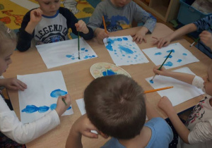 - Dzieci malują niebieską farbą krople wody