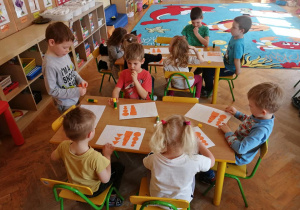 - Dzieci przyklejają na kartce marchewkę, złożoną z kółek, kwadratów i trójkątów różnej wielkości