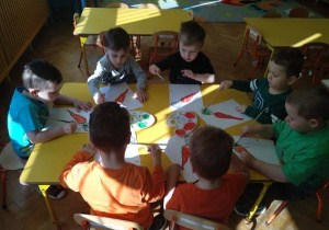 - Dzieci malują farbami marchewkę