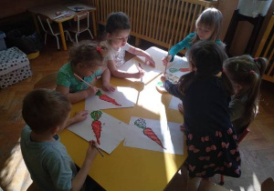 - Dzieci kredkami rysują marchewkę