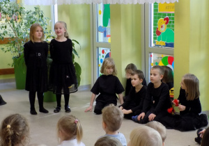 dzieci przedstawiają inscenizacje wierszy przed młodszymi kolegami i koleżankami ze żłobka