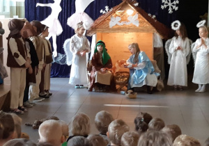 mali aktorzy prezentują Jasełka bożonarodzeniowe przed dziećmi z naszego przedszkola