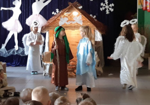 dzieci odgrywają role Maryi i Józefa poprzez słowo, gest, mimikę i ruch