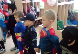 Dzieci w strojach batmana. Supermena, policjanta.