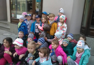 Dzieci pozują przy pomniku Misia Uszatka znajdującego się na ulicy Piotrkowskiej.