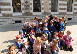 Dzieci pozują przy pomniku Ławeczka Tuwima znajdującej się na ulicy Piotrkowskiej.