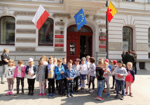 Dzieci pozują przy Urzędzie Miasta Łodzi na ulicy Piotrkowskiej 104