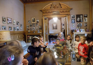 Dzieci obserwują eksponat w szklanej gablocie
