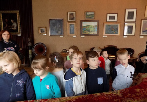 Dzieci obserwują eksponaty