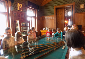 Dzieci obserwują eksponat w szklanej gablocie.