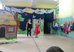 Chłopiec i dziewczynka odgrywają swoje role na występie