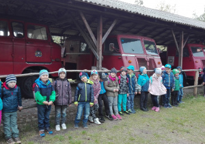 Dzieci pozują na tle wozów strażackich