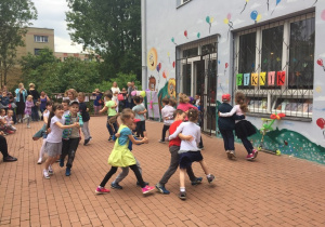 Dzieci tańczą w parach chłopiec z dziewczynką