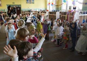 Dzieci podnoszą ręce do góry