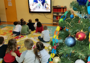 Dzieci oglądają przygotowane przez siebie wystąpienie