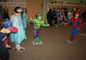 Dzieci biorą udział w konkursie - tańczą na gazecie